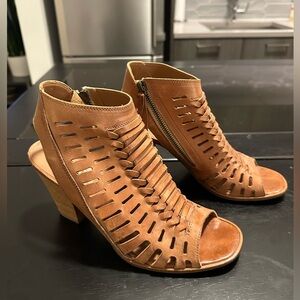 Paul Green size 8.5 brown leather heel with side zipper
